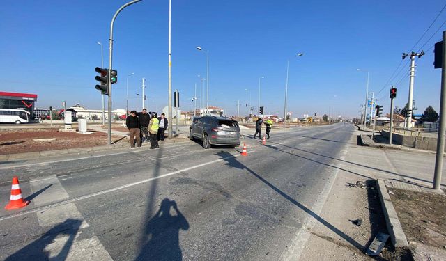 Kırmızı ışıkta bekleyen araçlara otobüs çarptı