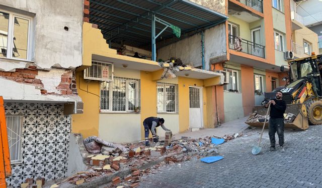 İzmir'de freni boşalan kamyon dehşeti: Ev ve araçlarda hasar