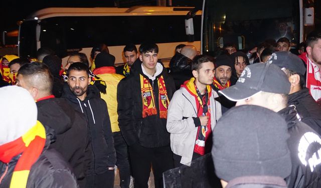 Kayserispor taraftarı kulüp tesislerinde futbolculara tepki gösterdi