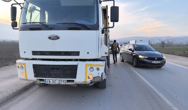 Ters şeride geçen otomobil, kamyonla kafa kafaya çarpıştı: 1 yaralı