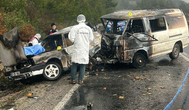 İzmir'de panelvanla çarpışan otomobilin sürücüsü öldü, 3 kişi yaralandı