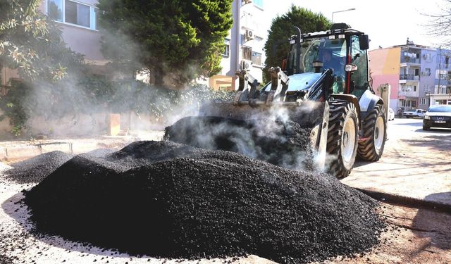 Bayraklı'da yol yenileme çalışmaları devam ediyor