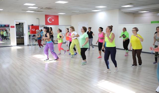 Bayraklı’da kadınlar zumbayı çok sevdi