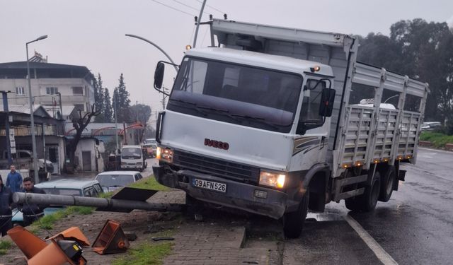 Aydın'da kamyonun çarpması sonucu devrilen sinyalizasyon direğinin altında kalan yaya yaralandı