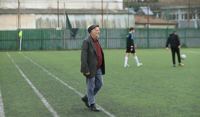 Futbol sevdalısı emektar köfteci, işi bıraktı "hakemliği" bırakamadı