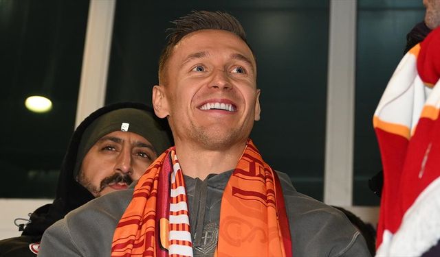 Galatasaray, Polonyalı futbolcu Frankowski'yi satın alma opsiyonuyla kiralık olarak renklerine bağladı