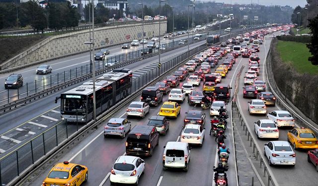 İstanbul'da yarıyıl tatilin ardından okulların açılmasıyla trafik yoğunluğu oluştu