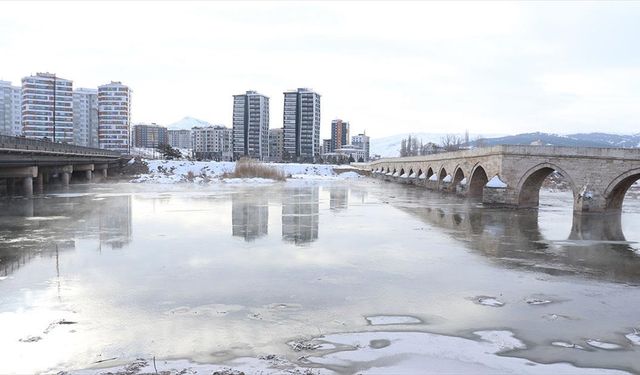 Türkiye'nin en uzun nehri Kızılırmak kısmen buz tuttu