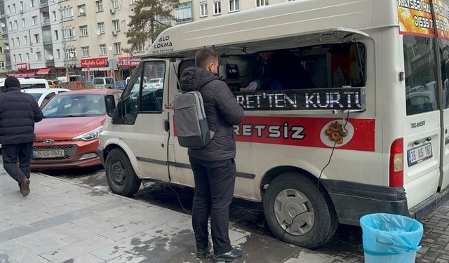 Çekişmeli süren boşanma davası sonuçlanınca lokma dağıttı