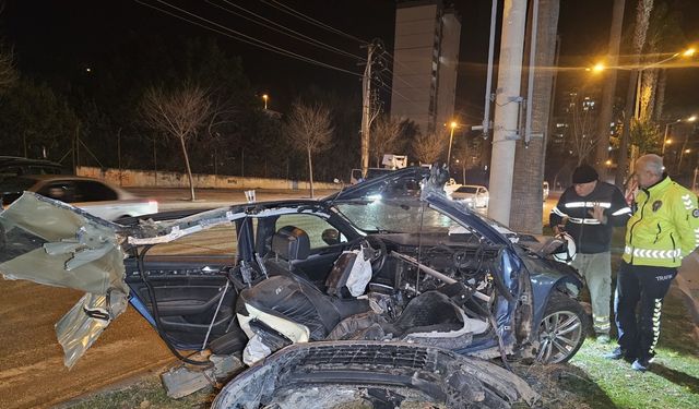 Ağaca çarpıp ikiye bölünen otomobilin ön kısmında sürüklenen sürücü hafif yaralandı