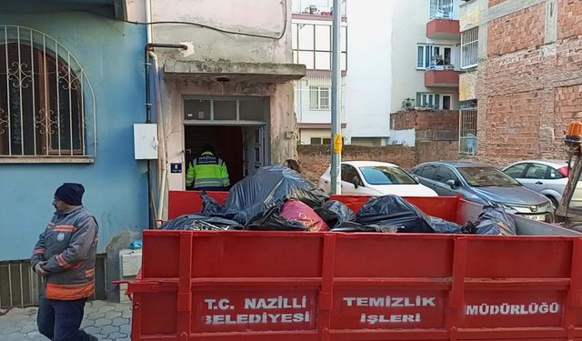 Aydın'da bir evden 7 traktör römorku çöp çıktı