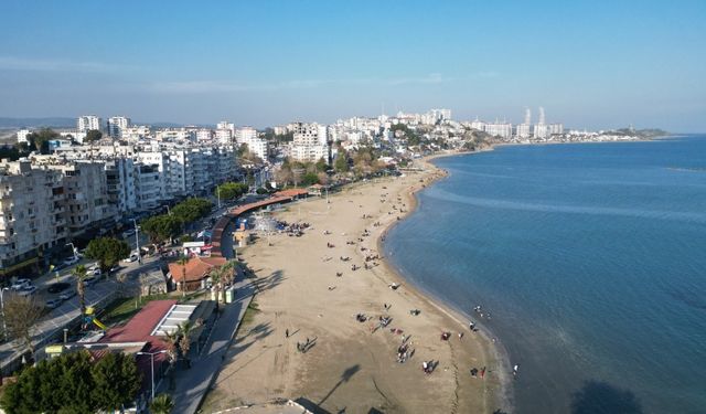 Güneşli havanın tadını Yumurtalık sahilinde çıkardılar