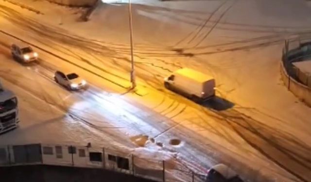 İstanbul'da kar trafiği felç etti