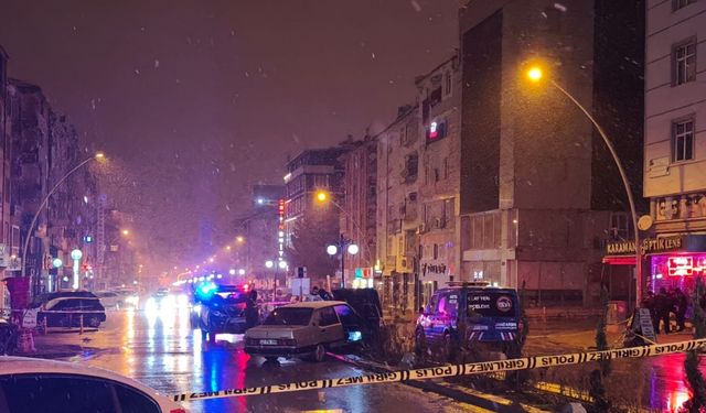 Kaza sonrası polis aracına alınan alkollü sürücü, sakladığı tabancasıyla intihara kalkıştı