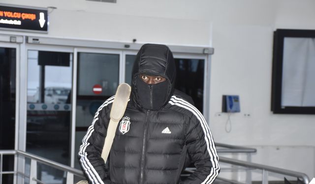 Sivas'a ulaşan Beşiktaş'ta Solskjaer'e Osmanlı tuğralı yüzük hediyesi