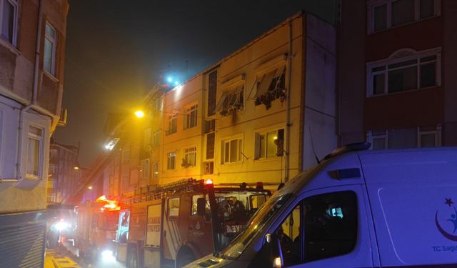 Üsküdar'da 4 katlı binanın giriş katında yangın çıktı