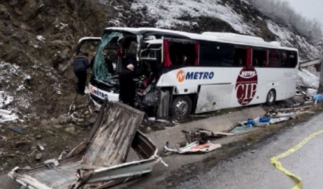 Yolcu otobüsü, kamyona çarptı; 1 ölü, 16 yaralı