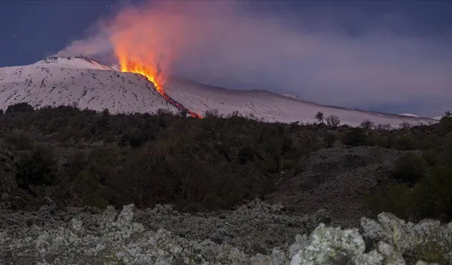 Etna Yanardağı kül püskürttü, hava ulaşımı aksadı