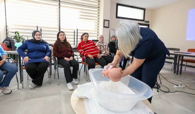 Gaziemir’de anne adayları Gebe Okulu ile doğuma hazırlanıyor