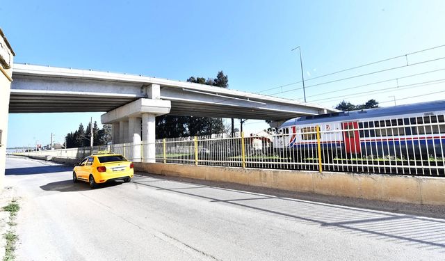 Gaziemir Hava Eğitim Yolu Taşıt Üst Geçidi’nde köprü yapımı tamamlandı