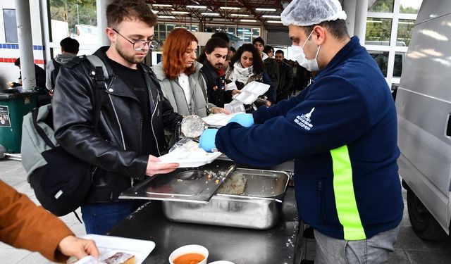 İzmir’de öğrencilerin yanında Büyükşehir var