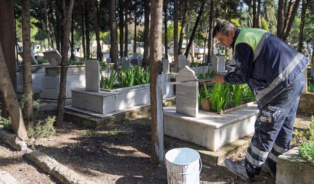 İzmir’de bayram öncesi mezarlıklara özel bakım!