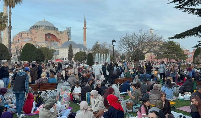 Güzel havayı fırsat bilen İstanbullular yeşil alanlarda iftar yaptı