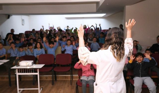 Bayraklı Belediyesi'nden çocuklara hijyen eğitimi