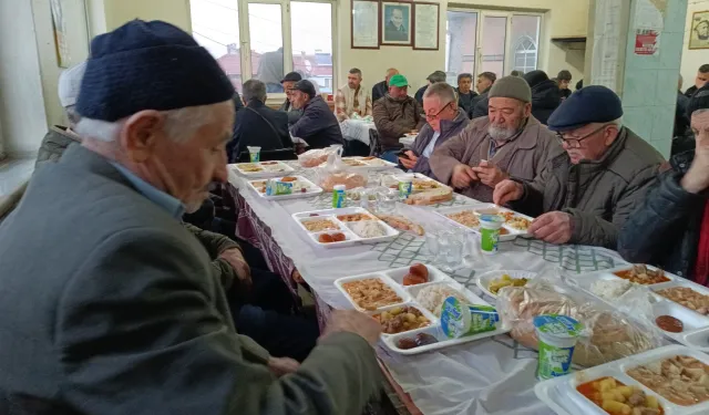 30 yıldır her gün köy meydanında topluca iftar yapıyorlar