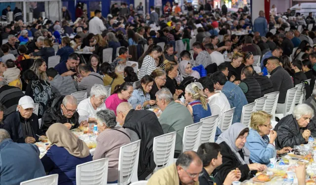 İzmir'de halk sofrası Gaziemir'de kuruldu