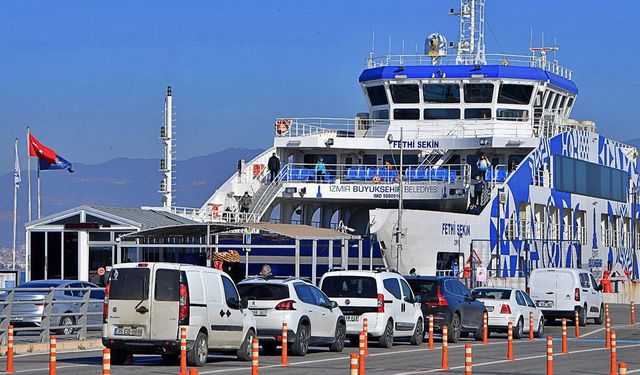 İzmir'de şiddetli rüzgar nedeniyle feribot seferleri durduruldu