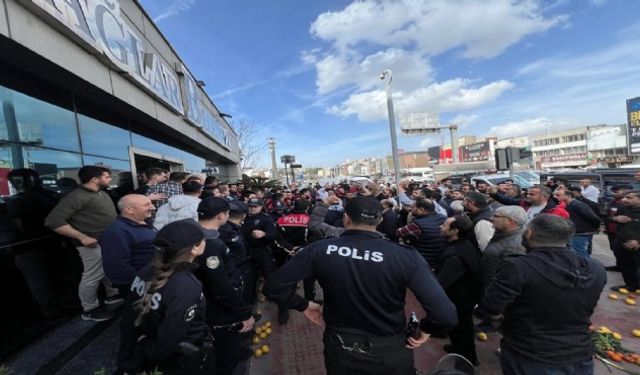 Karabağlar'da pazarcılar kazan kaldırdı