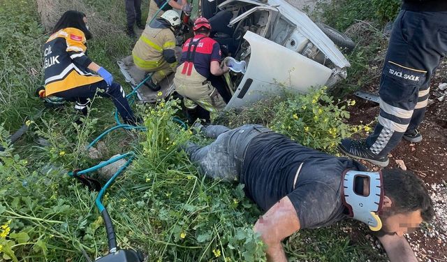 İzmir’de otomobil şarampole devrildi: 2 yaralı