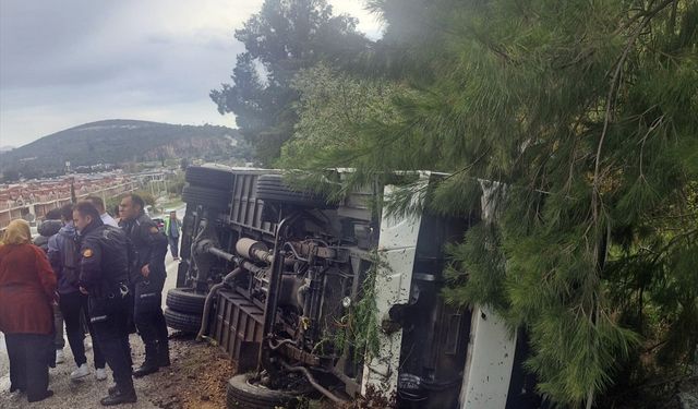 Midibüsün devrildiği kazada 12 kişi yaralandı