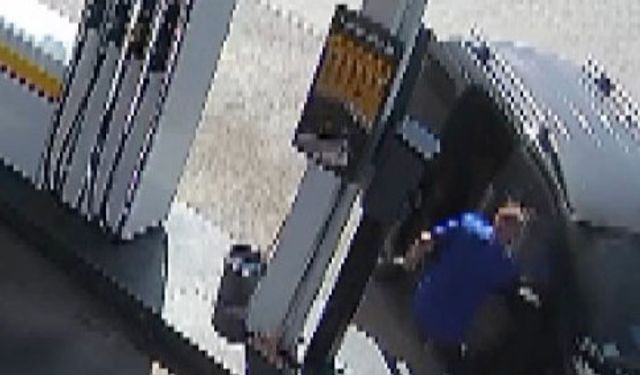 Aracını durdurmaya çalışırken tekerin altında kalmaktan son anda kurtuldu