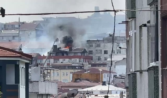 Binanın çatısında yangın çıktı! Ekipler olay yerine sevk ediliyor