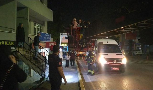 Bir binada çıkan yangında mahsur kalan 17 kişi kurtarıldı