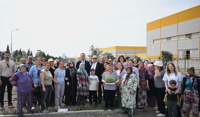 Bornovalı kadınlar Kent Bostanı'nda kendi elleriyle üretiyor