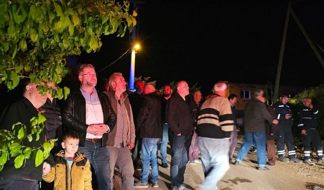 Evde çıkan yangında yatalak kadını komşuları kurtardı