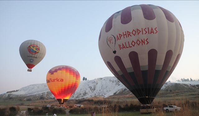 Pamukkale'de turizm sıcak hava balonlarıyla 'havalanıyor'
