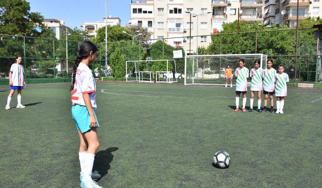 İzmir'de kız öğrencilere futbolu sevdirmek için turnuva