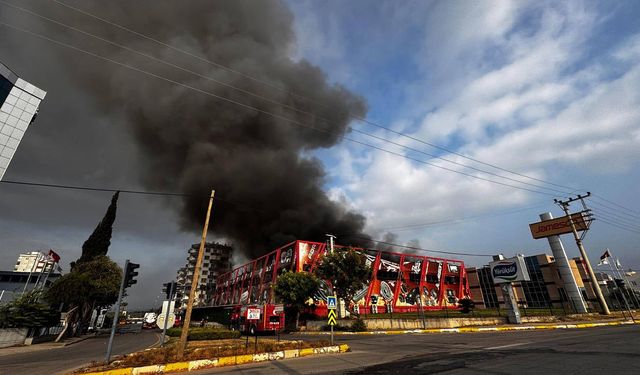 Mersin'de fabrika yangını: Müdahale sürüyor!