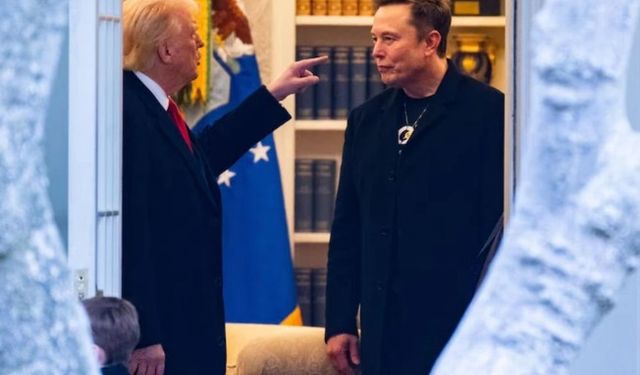 Musk hangi bakanın göğsüne vurdu?