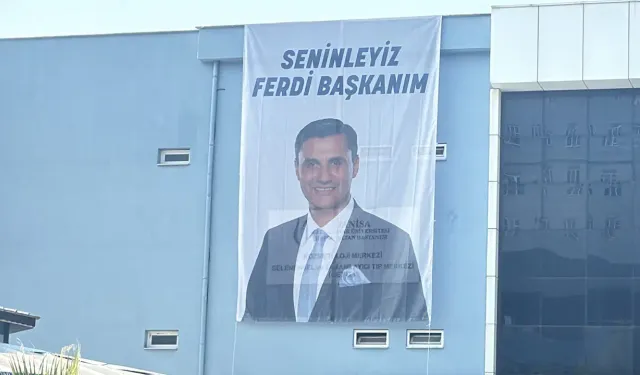'Seninleyiz Ferdi Başkanım' pankartı hastane duvarında!