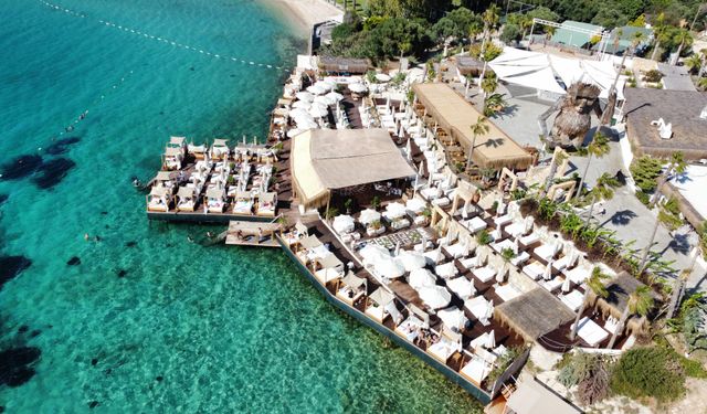 Yazın en renkli günü: İrem Derici’den sevgilisine destek