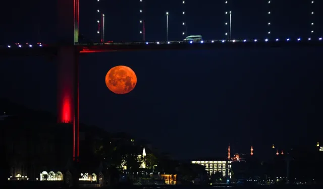 İstanbul semalarında 18 yıl sonra 'Çilek Dolunayı' büyüledi!