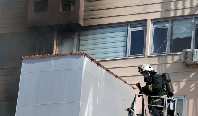 İş merkezindeki klima yangını korkuttu