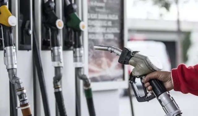 Akaryakıta zam geldi, tabela değişti! İşte 4 Aralık güncel benzin, motorin ve LPG fiyatları