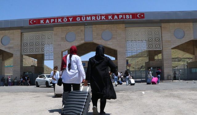 Van-İran sınırında kara yolu trafiği başladı