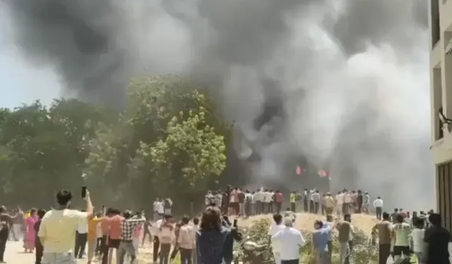 Son dakika: Hindistan’da yolcu uçağı yerleşim alanına düştü!